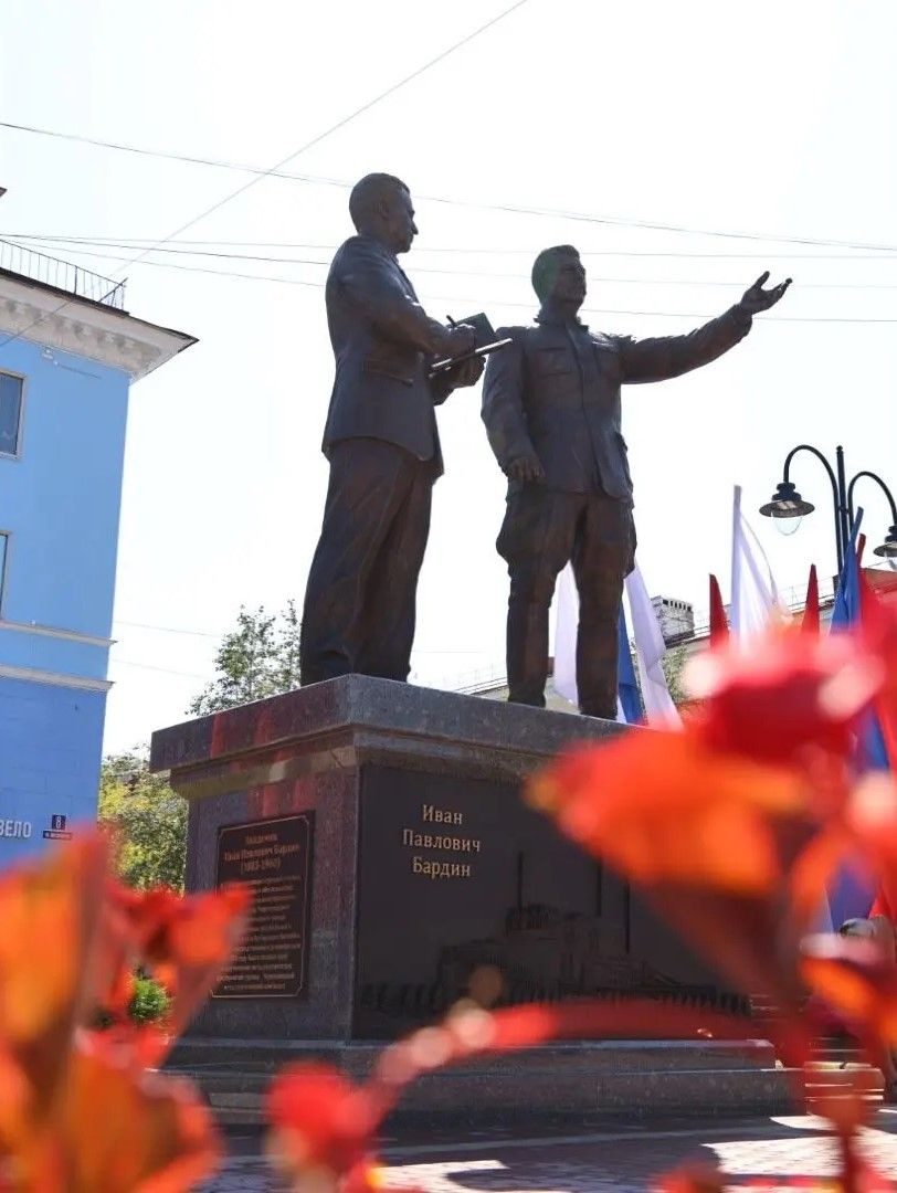 Памятник И. В. Сталину и И. П. Бардину