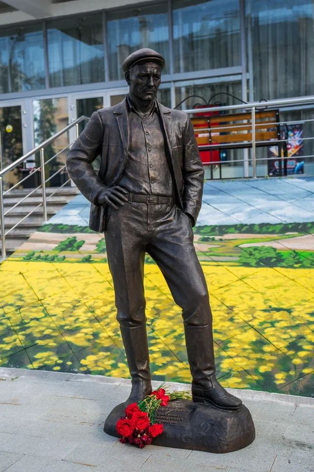 Памятник Василию Шукшину