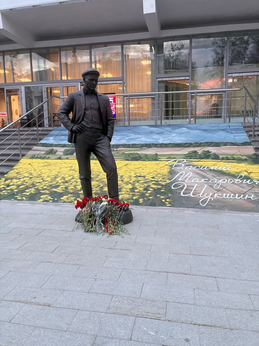 Памятник Василию Шукшину