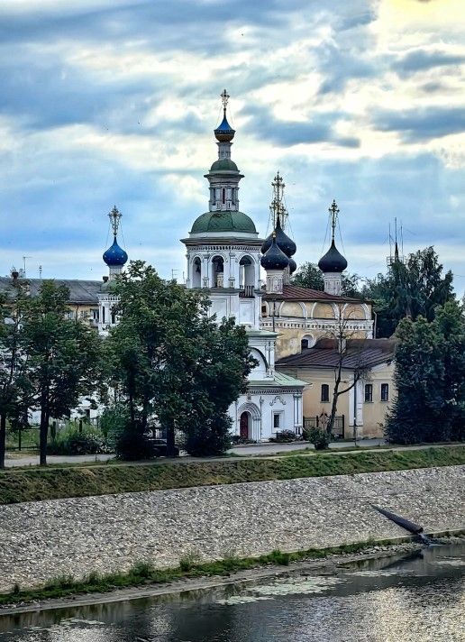 Успенский и Димитриевский храмы на Наволоке